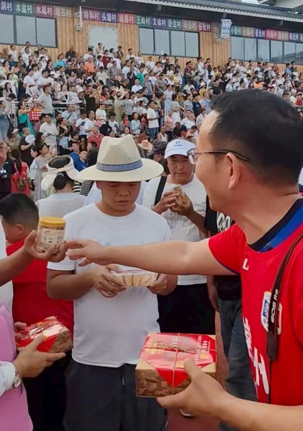 苏超赛场外, 者提供