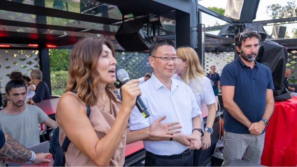 qMcv, 利举办和国, inews